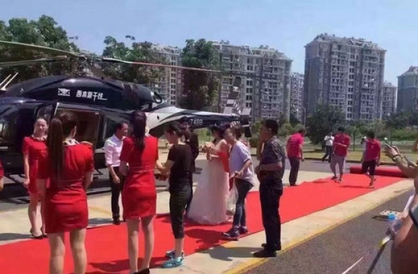 土豪！男子结婚开直升机娶接新娘 致交通堵塞遭吐槽