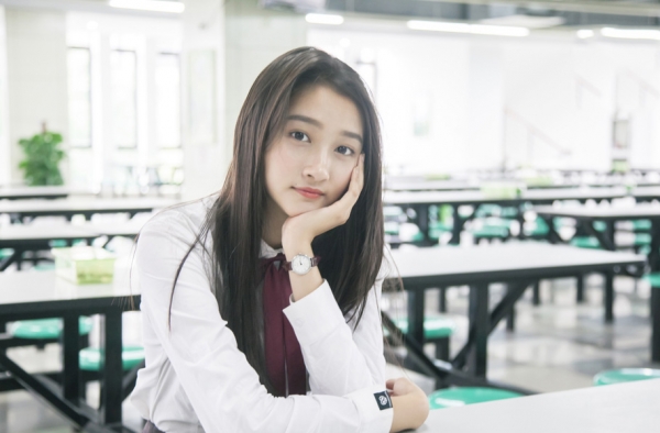 关晓彤爸爸发博文晒女儿背影录取通知书 送祝福！