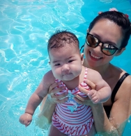 章子怡带女儿醒醒游泳 汪峰的基因太强大