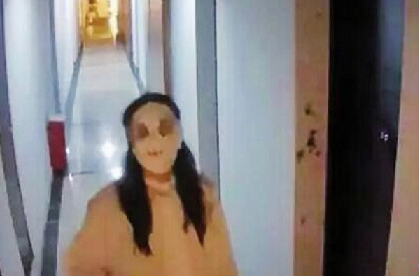 恶心！女子遭“鬼面人”骚扰 家门被涂屎泼尿13次