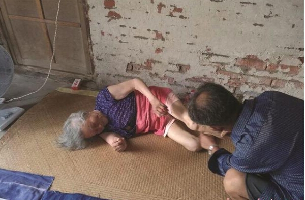 91岁老人生病被扔垃圾桶旁 有4个儿子却落此下场