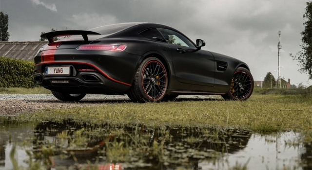 梅赛德斯奔驰AMG GT S改装案例 黑红条纹显个性