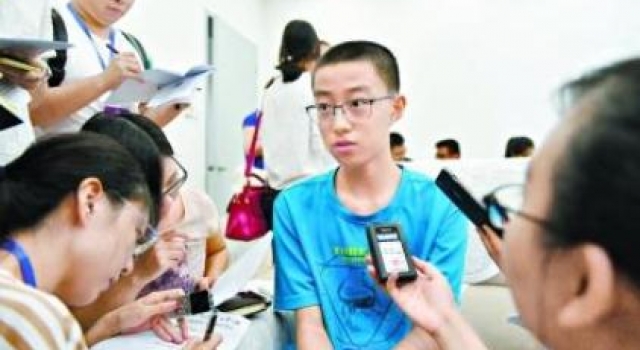 牛！最小新生清华682分报到 你14岁的时候在干哈