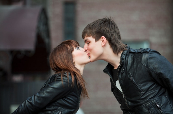 跟女生甜蜜的kiss时 你的手应该放在哪里呢?