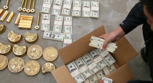 大叔扮乾隆皇骗富婆4千万 称认识军方领导长生不老