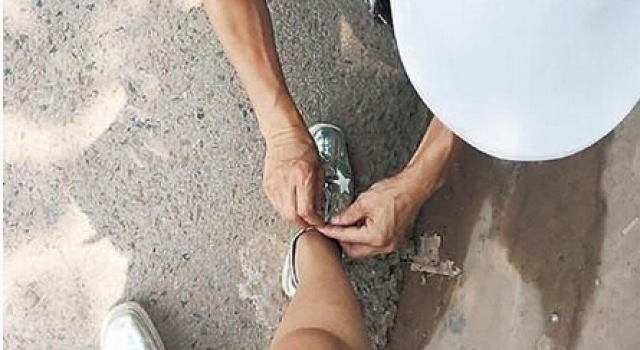 车祸致手指骨折动弹不得 交警蹲下为女子系鞋带获赞