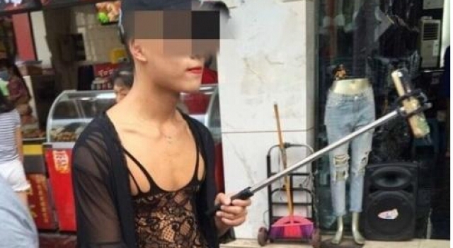 辣眼睛!男子穿蕾丝涂口红逛街 一路手持自拍杆引围观