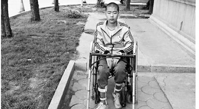 男生在学校被体罚后高位截瘫 治疗2年后复学被拒绝