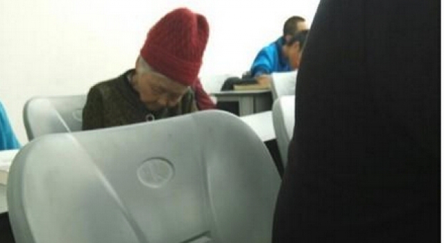 泪崩!8旬母亲患脑瘫身边不能无人 大学教师带其上课