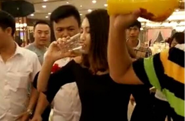 不幸！28岁伴娘婚宴酒桌狂干白酒 酒精中毒窒息死亡