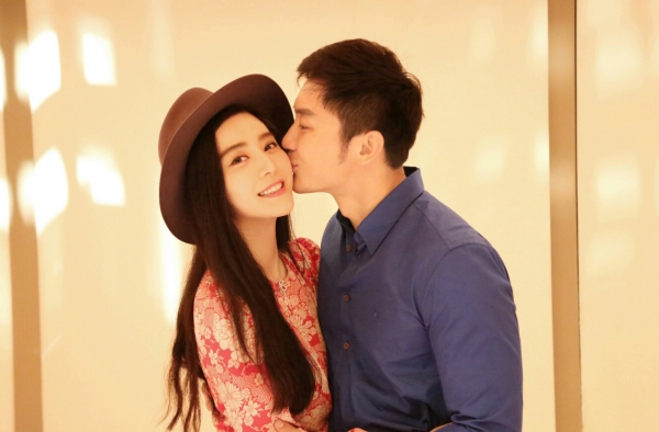 李晨微博晒照为范爷庆生 网友：有本事就求婚