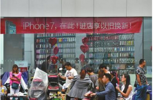 肾都不够用了!iPhone7炒到2万 亮黑色比官网贵2倍多