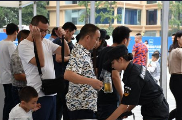 男子乘地铁投诉女安检袭胸摸臀 骂其太不要脸
