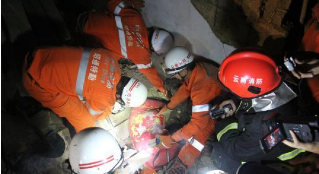 昭通房屋倒塌掩埋4人 父亲近乎虚脱仍紧抱2岁女儿