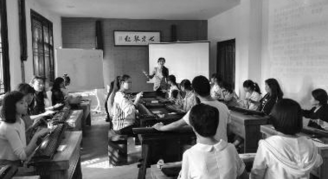 高校开另类选修课火爆：教学避孕套 死亡心理学