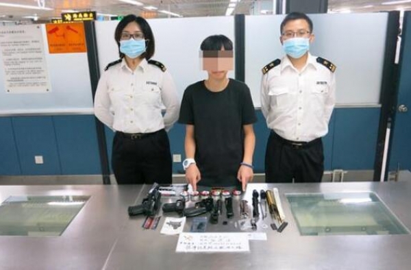 坑闺女！女子欲赚钱 让15岁女儿带枪弹入关被抓