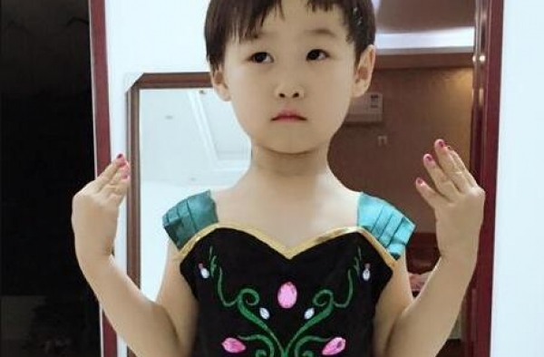 岳云鹏罕见晒女儿正面照 岳麓一表情无辜显可爱