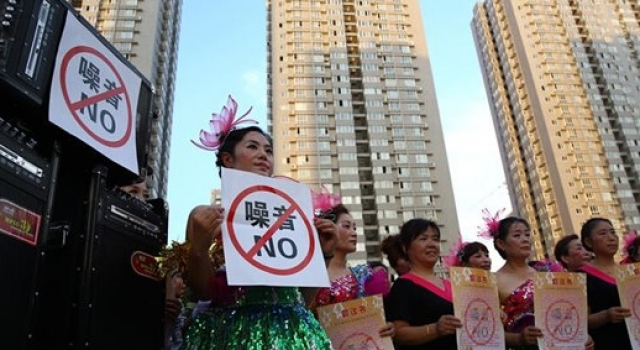 男子小区贴告示提醒注意私生活音量 女子反讽单身狗
