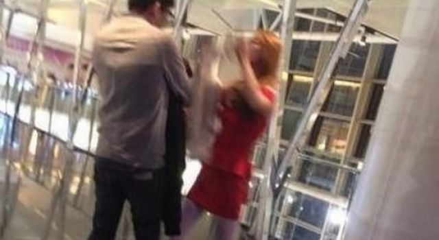 惊呆了!年轻情侣吵架 女子当众脱内衣让男友穿上