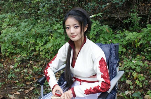 安以轩疑透露婚讯 曝富商男友追安以轩1年半
