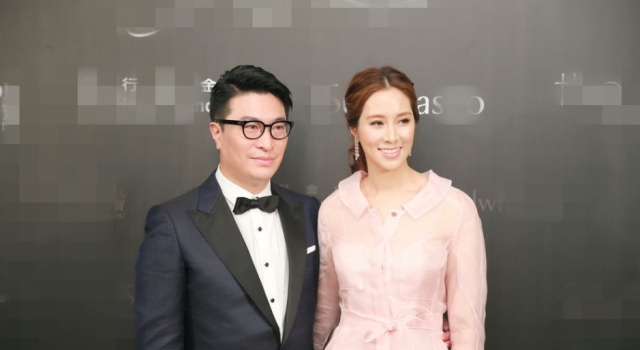 徐子淇李嘉诚一同出席慈善活动 身着长裙尽显身材