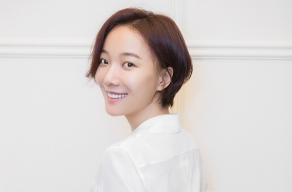 王珞丹为新戏剪短头发 干净利落职场女王范十足
