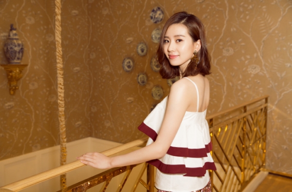 刘诗诗最新美照气质出众 小露香肩温婉迷人