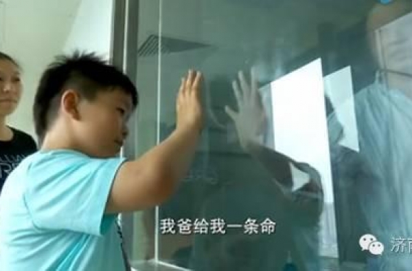 父亲患白血病 8岁儿子暴饮暴食相救:再给我爸1条命