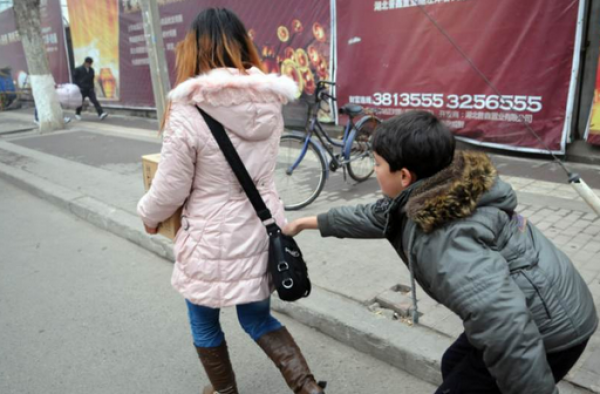 女子被偷后发帖抱怨路人不及时提醒 路人:太心寒