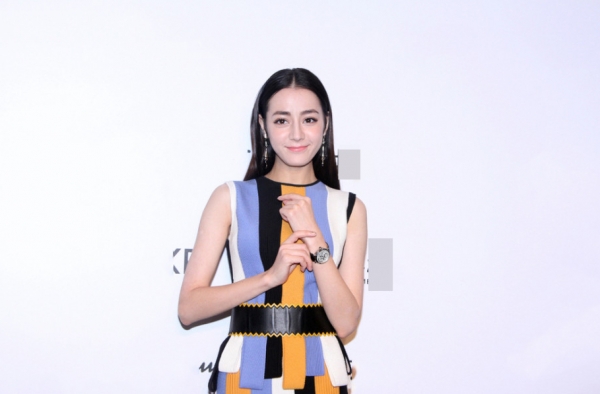 迪丽热巴身材姣好 身着彩色纹裙现场捞金