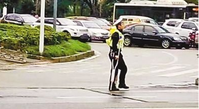 交通巡警拄拐杖执勤网上走红 面对记者采访好羞涩