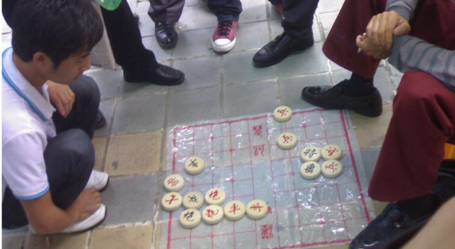 傻逼大学生街头遇骗子棋局 1分钟输光6000元学费