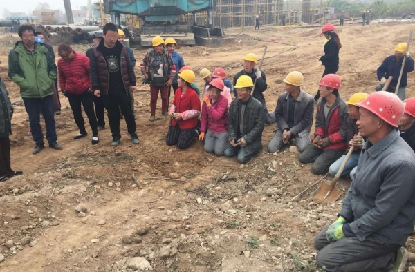一家人挡停工程 50位农民工下跪求活干：孩子没奶粉