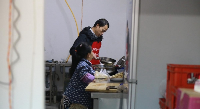 重庆袖珍妻子和聋哑丈夫 冰淇淋小摊撑起一个家