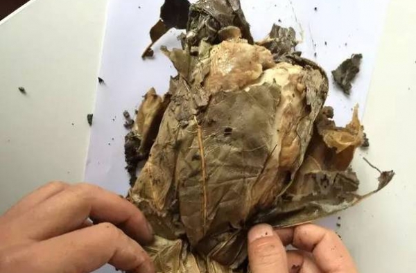 老伯买到样品叫花鸡 商家退一赔十误会被消除