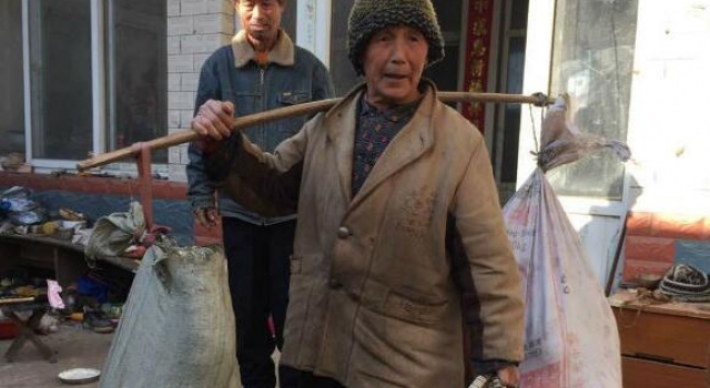 六旬老母熬夜卖菜为儿买房 母慈子孝情暖寒冬
