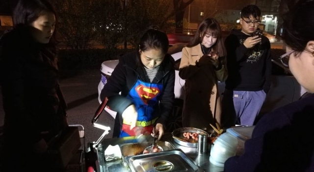 花季少女患上尿毒症 独自卖腊肠维持生命