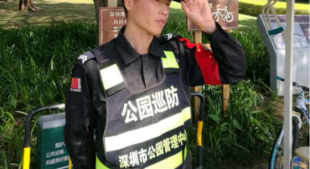 深圳湾公园女子为救外套落水 保安与4男英勇下水救人