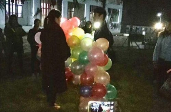 这也行?!大学生告白女神失败 却被围观女孩看上