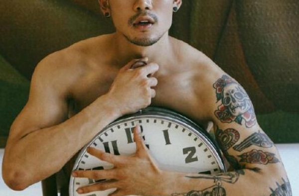 花臂肌肉男艺术写真 展现男人的野性之美