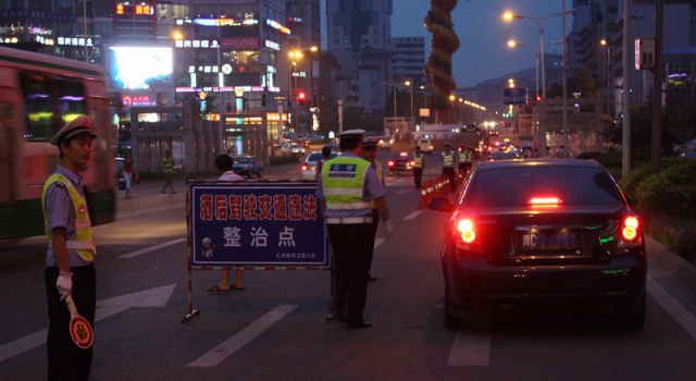 醉酒女乘客不满罚款辱骂交警 连踢交警下体屡屡命中