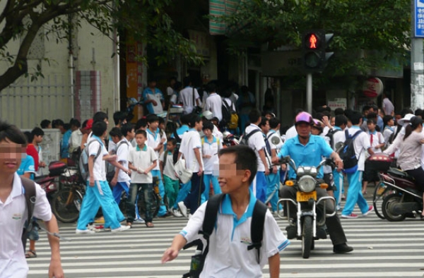 全国交通安全日：厦门交通安全体验馆 学生模拟撞车瞬间