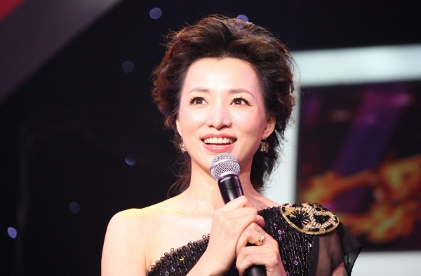 董卿首度承认当妈富豪老公曝光 董卿一家三口曝光
