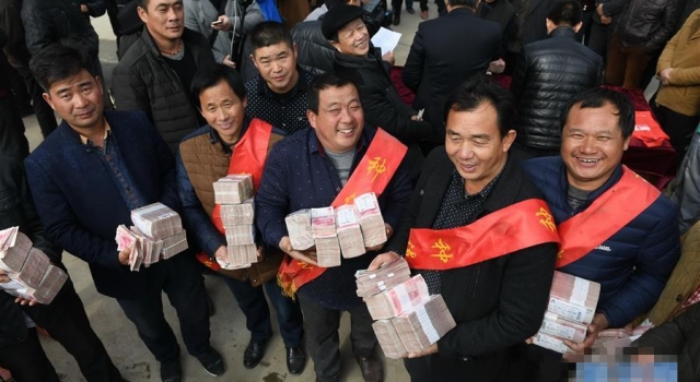 种粮状元给农民发放308万年终奖 别拦我我也要去种田