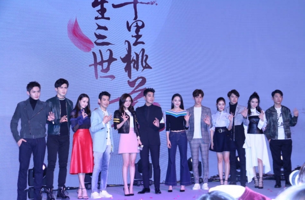 杨幂自黑发际线引爆笑 迪丽热巴又演倒追戏