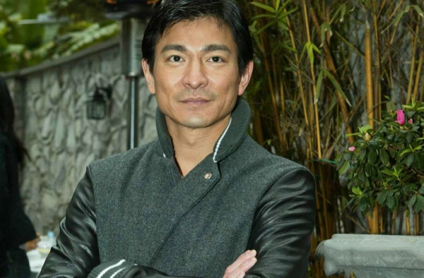 最新消息！ 刘德华泰国拍广告不慎坠马受伤 腰脊骨裂