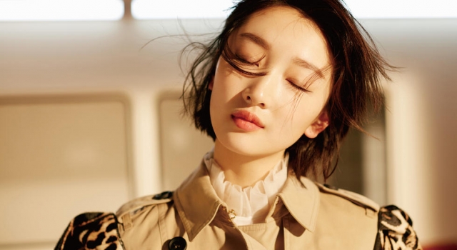 酷girl上线！周冬雨耿直灿笑演绎英伦范儿