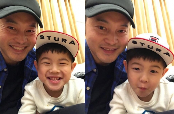沙溢晒与儿子安吉合照 表情几乎都保持一个样子