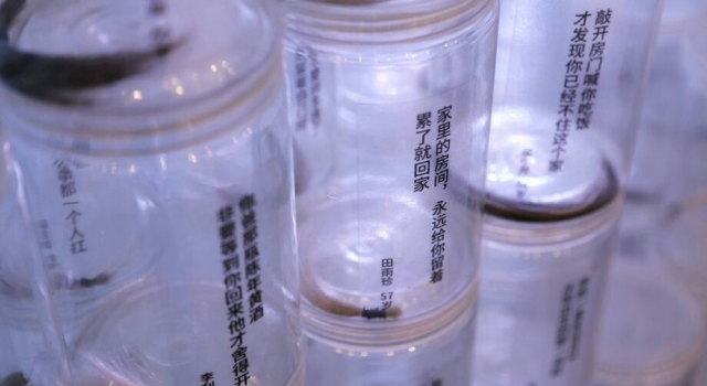 空巢老人剪下白发装瓶 呼吁远方的儿女常回家看看