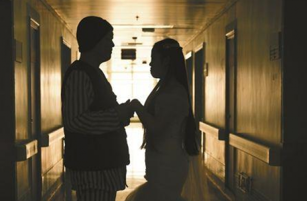 小伙求婚前被查出患白血病 女友陪护1年多医院里结婚